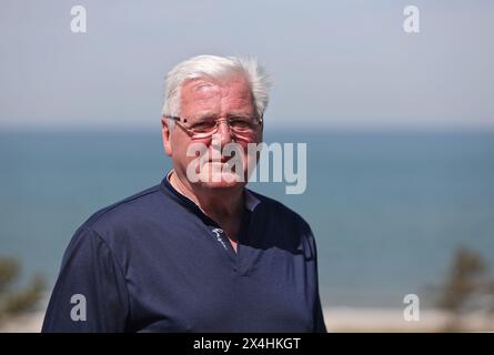 Dierhagen, Allemagne. 03 mai 2024. Wolfgang Seguin, joueur de Coupe du monde pour l'équipe nationale de RDA en 1974, se tient sur la terrasse du Strandhotel Fischland lors d'une réunion marquant le 50ème anniversaire. Crédit : Danny Gohlke/dpa/Alamy Live News Banque D'Images