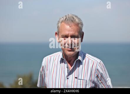 Dierhagen, Allemagne. 03 mai 2024. Rüdiger Schnuphase, joueur de Coupe du monde pour l'équipe nationale de RDA en 1974, se tient sur la terrasse du Strandhotel Fischland lors d'une réunion marquant le 50ème anniversaire. Crédit : Danny Gohlke/dpa/Alamy Live News Banque D'Images