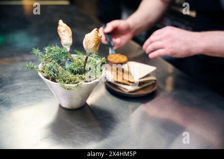 Pot avec des guimauves avec fond flou de l'homme chef préparant des gaufres Banque D'Images