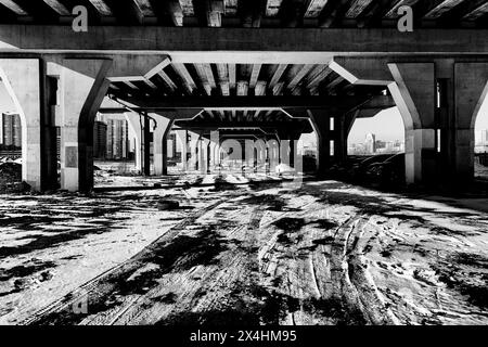 Concept noir et blanc de l'espace sous le pont avec des colonnes Banque D'Images