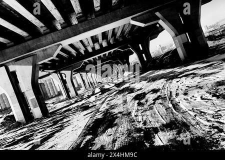 Concept en noir et blanc d'un paysage urbain avec un espace sous le pont photographié dans le style des coins néerlandais Banque D'Images