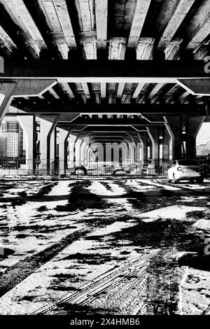 Photo verticale du pont par le bas dans le style noir et blanc Banque D'Images