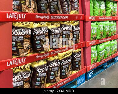 BAXTER, MN - 3 fév 2021 : affichage en magasin de sacs de chips de tortilla de fin juillet à vendre. Collations bio multigrains avec chia, lin, millet, quinoa et ama Banque D'Images