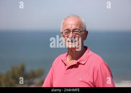 Dierhagen, Allemagne. 03 mai 2024. Harald Irmscher, joueur de Coupe du monde pour l'équipe nationale de RDA en 1974, se tient sur la terrasse du Strandhotel Fischland lors d'une réunion marquant le 50ème anniversaire. Crédit : Danny Gohlke/dpa/Alamy Live News Banque D'Images