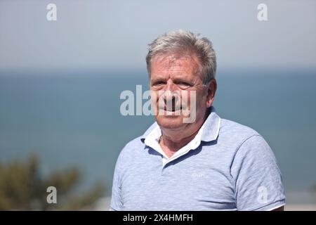 Dierhagen, Allemagne. 03 mai 2024. Martin Hoffmann, joueur de Coupe du monde pour l'équipe nationale de RDA en 1974, se tient sur la terrasse du Strandhotel Fischland lors d'une réunion marquant le 50ème anniversaire. Crédit : Danny Gohlke/dpa/Alamy Live News Banque D'Images