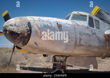 Un Douglas A-26 Invader, nommé Intimate Invader, est assis à l'aéroport de Santa Teresa au Nouveau-Mexique. Banque D'Images