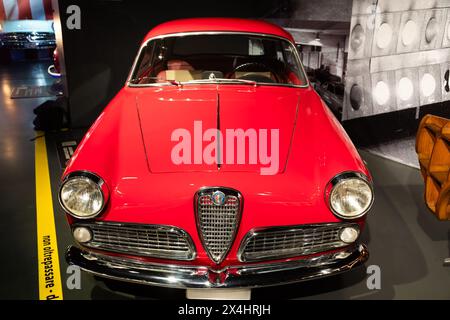 Turin, Italie - 11 novembre 2023 : Musée de l'automobile. Alfa Romeo Giulietta Sprint, 1954. Araignée rouge, design classique de luxe italien. Banque D'Images