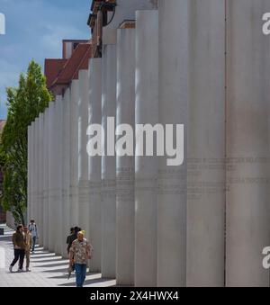 La rue des droits de l'homme, un mémorial dans le centre-ville de Nuremberg, créé par l'artiste israélien Dani Karavan, a ouvert en 1993, Kartaeusergasse Banque D'Images