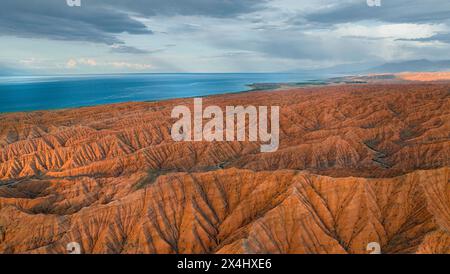 Ambiance du soir, Canyon traverse le paysage, Issyk Kul Lake, paysage aride dramatique de collines érodées, Badlands, Canyon des rivières oubliées Banque D'Images