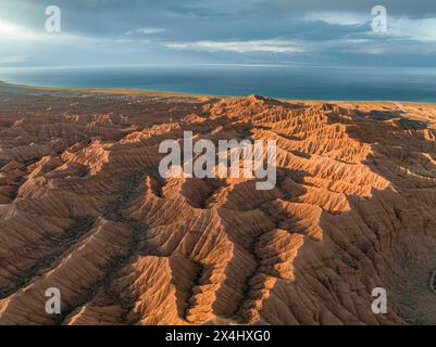 Ambiance du soir, Canyon traverse le paysage, Issyk Kul Lake, paysage aride dramatique de collines érodées, Badlands, Canyon des rivières oubliées Banque D'Images