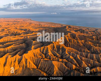 Ambiance du soir, Canyon traverse le paysage, Issyk Kul Lake, paysage aride dramatique de collines érodées, Badlands, Canyon des rivières oubliées Banque D'Images