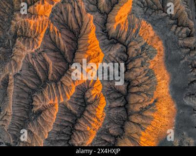 Vue aérienne, vue d'en haut, Canyon traverse le paysage, paysage aride spectaculaire des collines érodées, Badlands, Canyon des rivières oubliées Banque D'Images