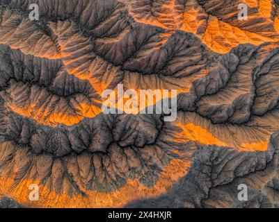 Vue aérienne, vue d'en haut, Canyon traverse le paysage, paysage aride spectaculaire des collines érodées, Badlands, Canyon des rivières oubliées Banque D'Images