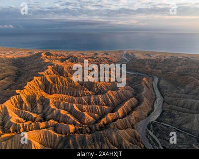 Ambiance du soir, Canyon traverse le paysage, Issyk Kul Lake, paysage aride dramatique de collines érodées, Badlands, Canyon des rivières oubliées Banque D'Images