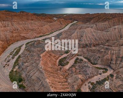 Ambiance du soir, Canyon traverse le paysage, Issyk Kul Lake, paysage aride dramatique de collines érodées, Badlands, Canyon des rivières oubliées Banque D'Images