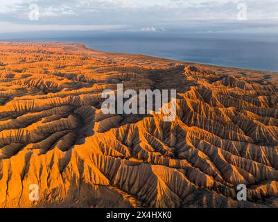 Ambiance du soir, Canyon traverse le paysage, Issyk Kul Lake, paysage aride dramatique de collines érodées, Badlands, Canyon des rivières oubliées Banque D'Images