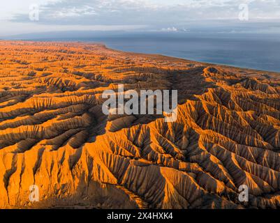 Ambiance du soir, Canyon traverse le paysage, Issyk Kul Lake, paysage aride dramatique de collines érodées, Badlands, Canyon des rivières oubliées Banque D'Images