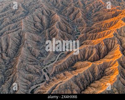 Vue aérienne, vue d'en haut, Canyon traverse le paysage, paysage aride spectaculaire des collines érodées, Badlands, Canyon des rivières oubliées Banque D'Images