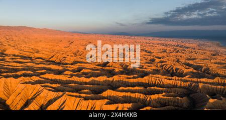 Ambiance du soir, Canyon traverse le paysage, Issyk Kul Lake, paysage aride dramatique de collines érodées, Badlands, Canyon des rivières oubliées Banque D'Images