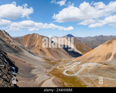 Route avec serpentins, col de montagne dans le Tien Shan, Chong Ashuu Pass, Kirghizistan, Issyk Kul, Kirghizistan Banque D'Images