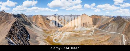 Vue aérienne, route avec serpentins, col de montagne dans le Tien Shan, Chong Ashuu Pass, Kirghizistan, Issyk Kul, Kirghizistan Banque D'Images