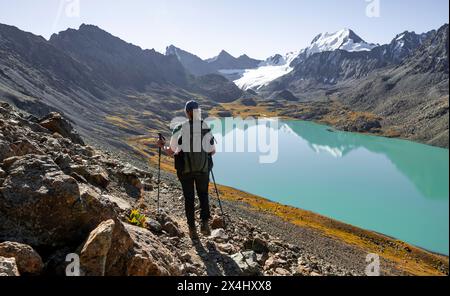 Trekking, randonneur dans les hautes montagnes de Tien Shan, lac de montagne Ala-Kul lac, 4000 mètres de sommet avec glacier, Ak-Su, Kirghizistan, Asie Banque D'Images
