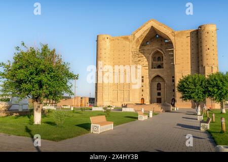 Le mausolée du poète turc Khoja Ahmed Yasawi dans la ville de Turkestan, dans le sud du Kazakhstan, en été. Banque D'Images