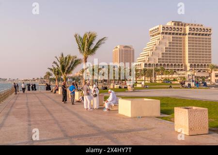 Les gens sont sur la Corniche de Djeddah (front de mer) en Arabie Saoudite par une chaude journée d'été. Banque D'Images