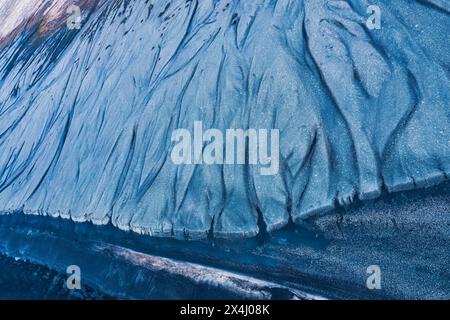 Vue de dessus de l'érosion abstraite des vagues ondulées texturée sur une plage de sable noir en Islande Banque D'Images