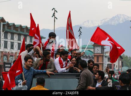 Srinagar, Inde. 03 mai 2024. Les travailleurs et les partisans du parti de la Conférence nationale du Jammu-et-Cachemire (NC) participent à un rassemblement de campagne électorale, avant la troisième phase du vote des élections législatives indiennes à Srinagar. Le 03 mai 2024, Srinagar, Cachemire, Inde. (Photo de Firdous Nazir / Eyepix Group / Sipa USA) crédit : Sipa USA / Alamy Live News Banque D'Images