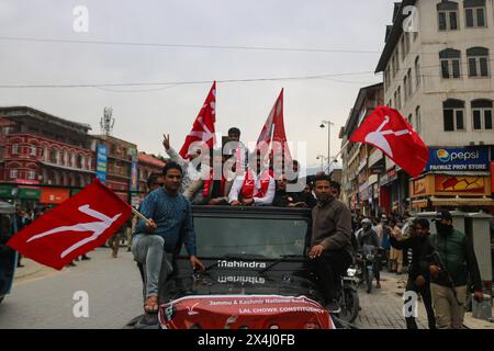 Srinagar, Inde. 03 mai 2024. Les travailleurs et les partisans du parti de la Conférence nationale du Jammu-et-Cachemire (NC) participent à un rassemblement de campagne électorale, avant la troisième phase du vote des élections législatives indiennes à Srinagar. Le 03 mai 2024, Srinagar, Cachemire, Inde. (Photo de Firdous Nazir / Eyepix Group / Sipa USA) crédit : Sipa USA / Alamy Live News Banque D'Images