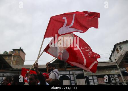 Srinagar, Inde. 03 mai 2024. Les travailleurs et les partisans du parti de la Conférence nationale du Jammu-et-Cachemire (NC) participent à un rassemblement de campagne électorale, avant la troisième phase du vote des élections législatives indiennes à Srinagar. Le 03 mai 2024, Srinagar, Cachemire, Inde. (Photo de Firdous Nazir / Eyepix Group / Sipa USA) crédit : Sipa USA / Alamy Live News Banque D'Images