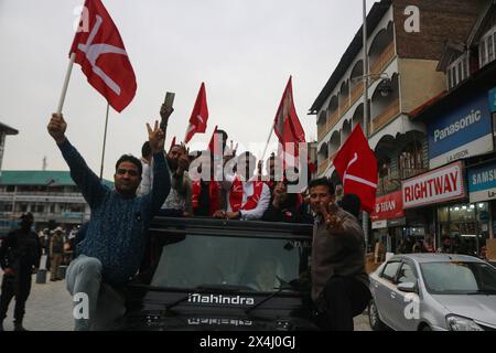 Srinagar, Inde. 03 mai 2024. Les travailleurs et les partisans du parti de la Conférence nationale du Jammu-et-Cachemire (NC) participent à un rassemblement de campagne électorale, avant la troisième phase du vote des élections législatives indiennes à Srinagar. Le 03 mai 2024, Srinagar, Cachemire, Inde. (Photo de Firdous Nazir / Eyepix Group / Sipa USA) crédit : Sipa USA / Alamy Live News Banque D'Images