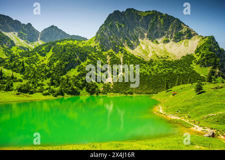 Basse Gaisalpsee, derrière le Rubihorn, 1957 m, Alpes Allgaeu, Allgaeu, Bavière, Allemagne Banque D'Images