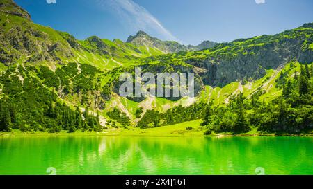 Basse Gaisalpsee, derrière le Nebelhorn, 2224m, Alpes Allgaeu, Allgaeu, Bavière, Allemagne Banque D'Images