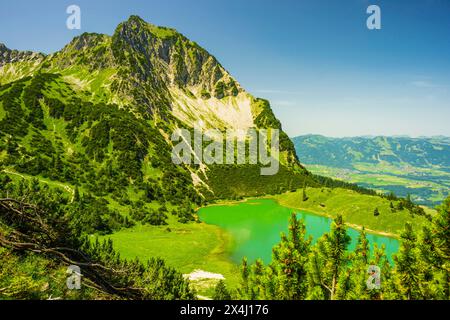 Basse Gaisalpsee, derrière le Rubihorn, 1957 m, Alpes Allgaeu, Allgaeu, Bavière, Allemagne Banque D'Images