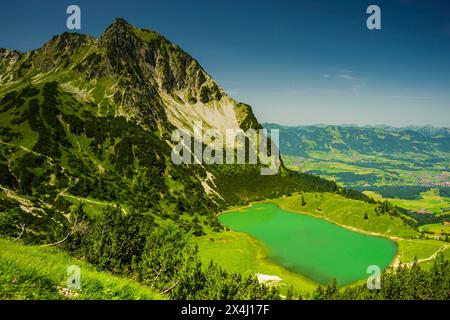 Basse Gaisalpsee, derrière le Rubihorn, 1957 m, Alpes Allgaeu, Allgaeu, Bavière, Allemagne Banque D'Images