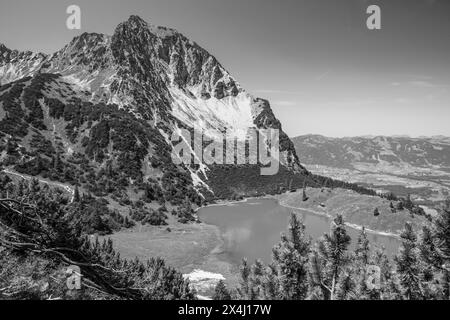 Basse Gaisalpsee, derrière le Rubihorn, 1957 m, Alpes Allgaeu, Allgaeu, Bavière, Allemagne Banque D'Images