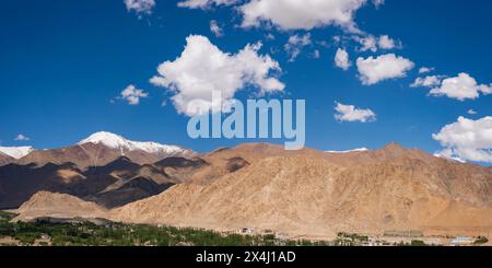 Panorama sur Leh et la vallée de l'Indus jusqu'à l'Himalaya indien, Ladakh, Jammu-et-Cachemire, Inde Banque D'Images