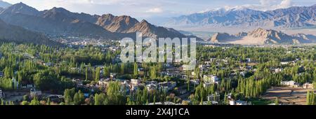 Panorama sur Leh et la vallée de l'Indus jusqu'à l'Himalaya indien, Ladakh, Jammu-et-Cachemire, Inde Banque D'Images