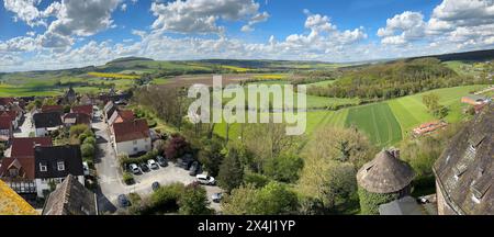 Vue panoramique depuis la tour du château du 13ème siècle château aujourd'hui château hôtel Trendelburg sur le village Trendelburg et les champs au printemps, plus bas Banque D'Images