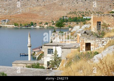 Maisons et mosquée d'Eski Savasan en raison de la construction du barrage de Birecik sur l'Euphrate, Halfeti, Turquie Banque D'Images