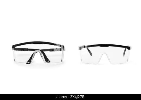 Lunettes de protection en plastique noir isolées sur fond blanc, vue de face Banque D'Images