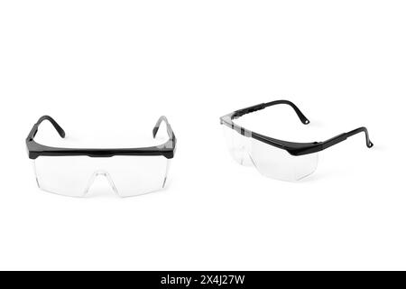 Lunettes de protection en plastique noir isolées sur fond blanc, vue en perspective Banque D'Images