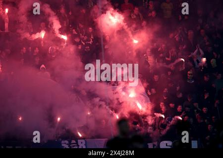 SITTARD - les supporters de Fortuna Sittard ont déclenché un feu d'artifice lors du match néerlandais Eredivisie opposant Fortuna Sittard et Go Ahead Eagles au stade Fortuna Sittard le 3 mai 2024 à Sittard, pays-Bas. ANP JEROEN PUTMANS Banque D'Images