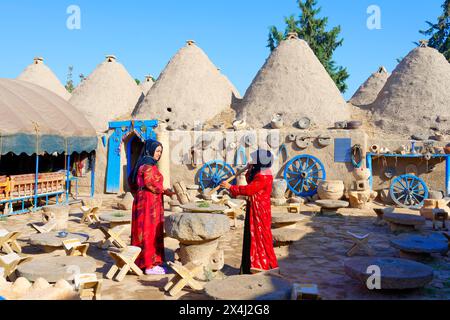 Femmes dans la cour, Harran, Turquie Banque D'Images