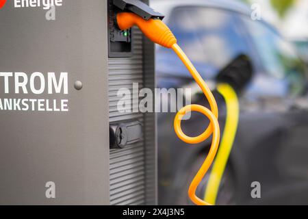 Voitures électriques aux bornes de recharge, Dresde, Saxe, Allemagne Banque D'Images