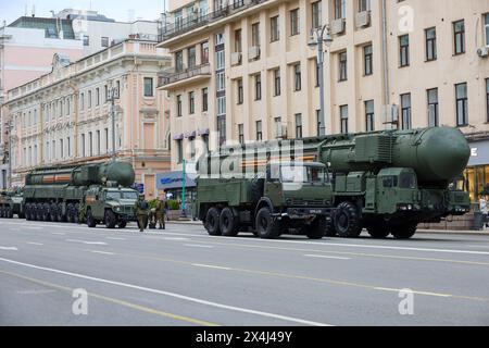 Arme nucléaire, systèmes de missiles stratégiques russes 'Yars' sur la rue de Moscou avant le défilé du jour de la victoire Banque D'Images