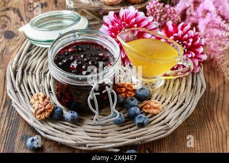 Pot de confiture de myrtilles, miel et fleurs de dahlia. Une alimentation saine Banque D'Images