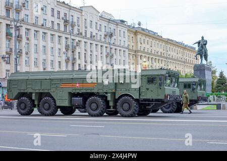 Lanceur automoteur du système de missiles Iskander-M, forces militaires russes sur la rue de la ville près du monument à Youri Dolgoruky Banque D'Images